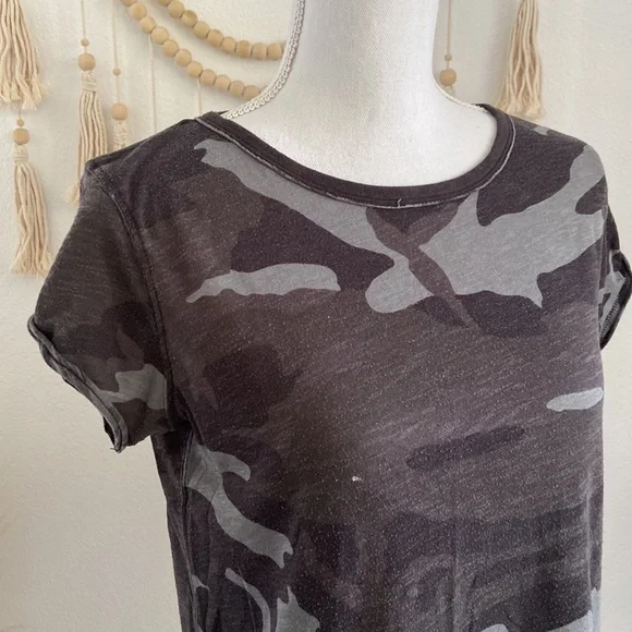 Free People FREE WITH ANY PURCHASE camo tee shirt sleeve camouflage top medium - Picture 4 of 14